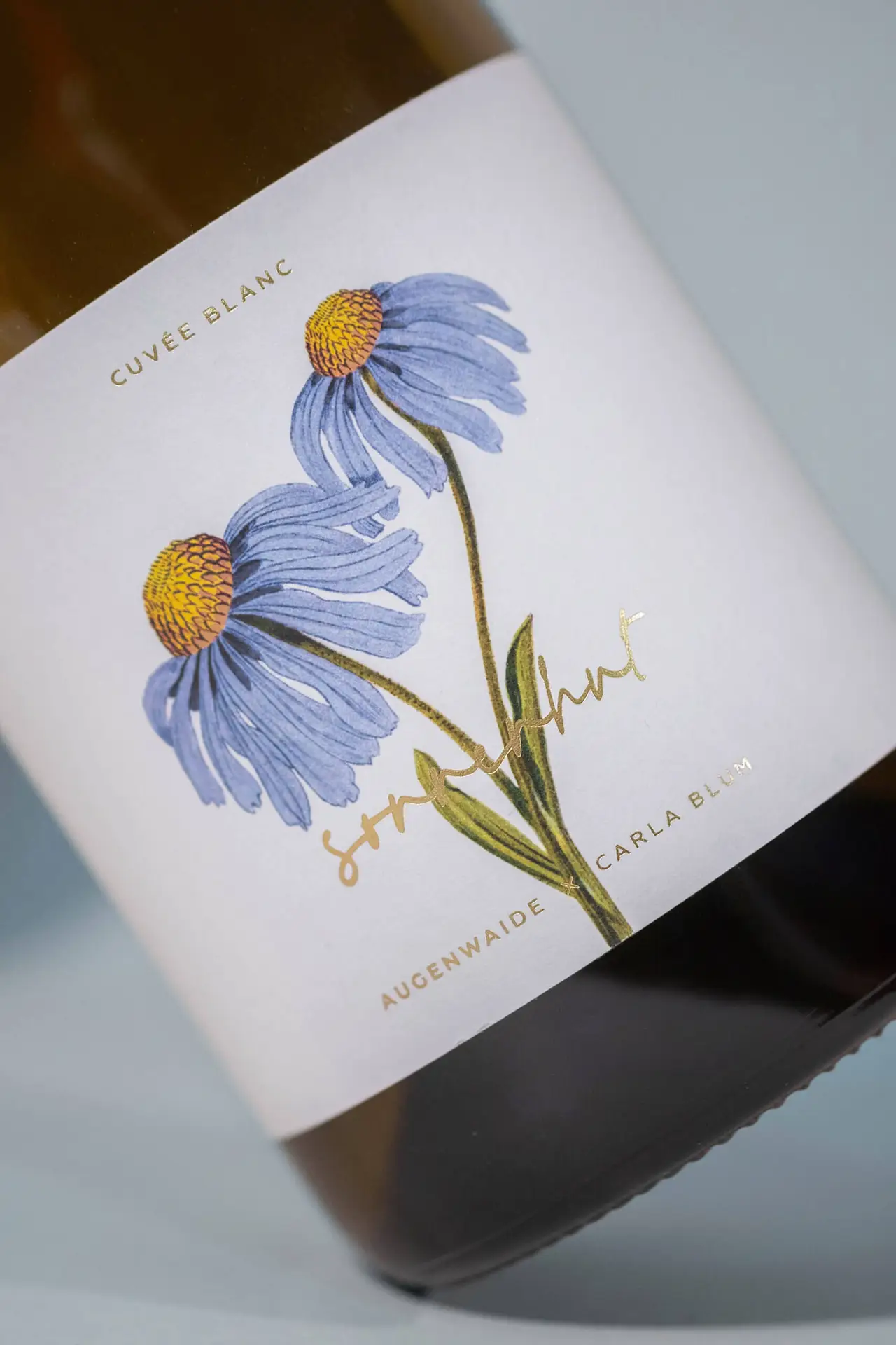 Mona-Wingerter-portfolio-grafiker-grafikdesigner-freelance-art-director-Wine-winebottle-packagingdesign-label-labeldesign-logo-brand-design-Flower-Augenwaide-Carla-Blum-7